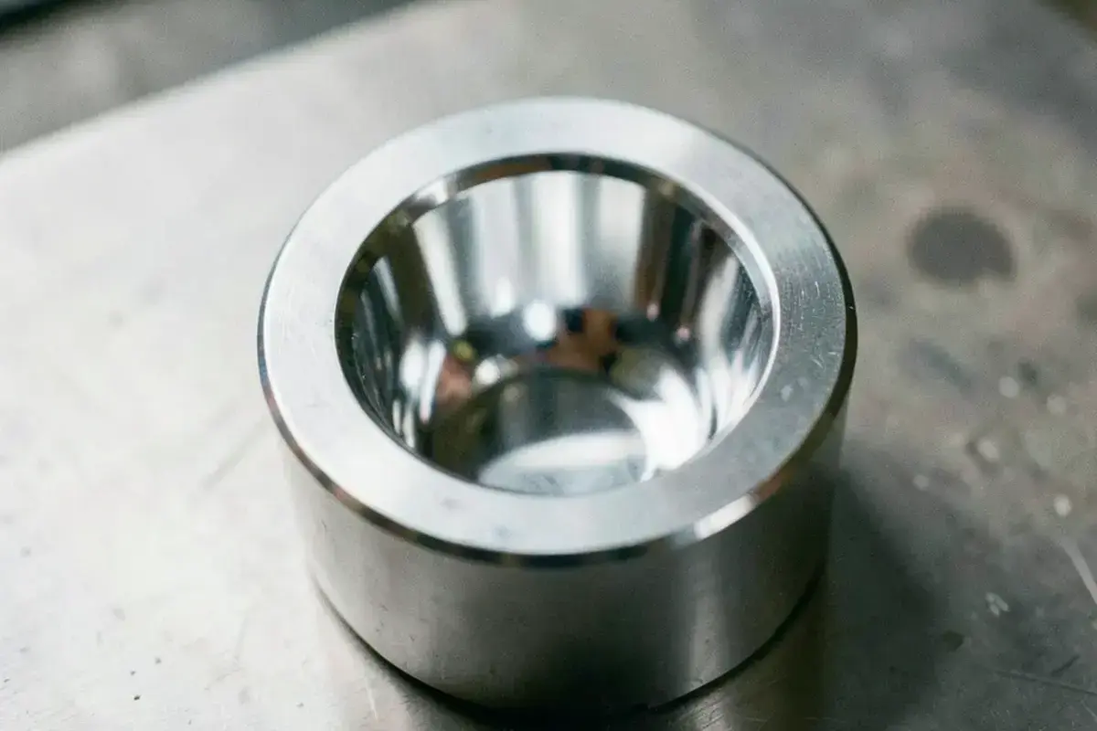 Injection mould die steel insert with a mirror polished cavity surface